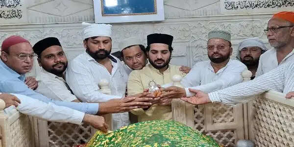 अंजुमन गुलामाने सोसायटी ने की साबिर पाक दरगाह में चादरपोशी
