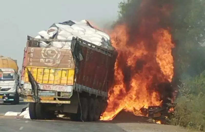 मप्र के रीवा में दो ट्रकों की भिड़ंत के बाद लगी आग, चार लोग जिंदा जले