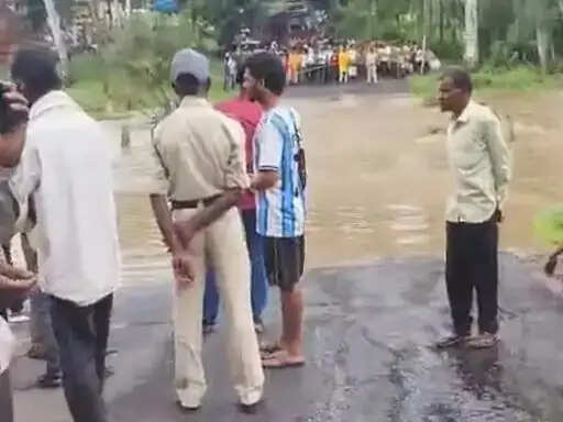 अनूपपुर: रपटा पर डेढ़ फीट पानी, राजेंद्रग्राम-अमरकंटक मार्ग पर आवागमन अवरूध