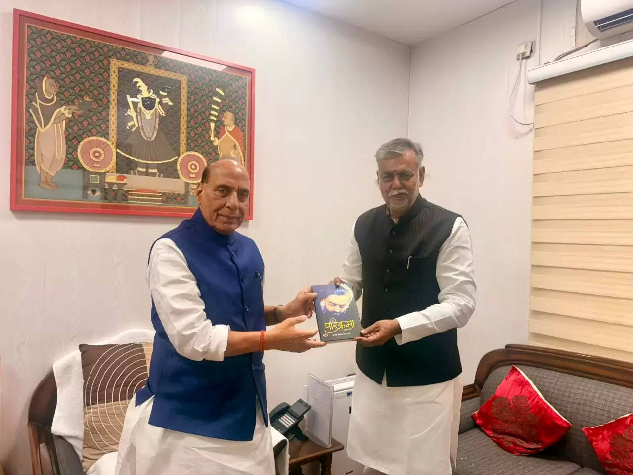 मध्य प्रदेश के मंत्री प्रह्लाद पटेल ने की प्रधानमंत्री मोदी से मुलाकात, भेंट की अपनी पुस्तक