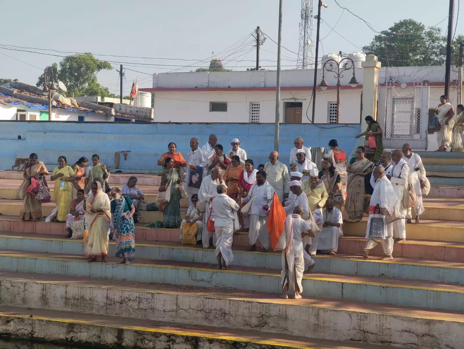 अनूपपुर: वैशाखी अमावस्या पर हजारों श्रद्धालुओं ने नर्मदा तट पर लगाई डुबकी