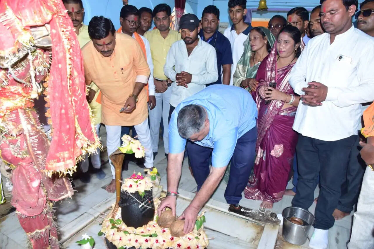 कवर्धा : मंत्री राजेश अग्रवाल ने सिद्धेश्वर महादेव और हनुमान मंदिर में की पूजा-अर्चना