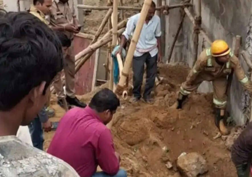 लखनऊ में निर्माणाधीन बिल्डिंग के बेसमेंट में मिट्टी धंसने से एक मजदूर की मौत, दूसरा घायल