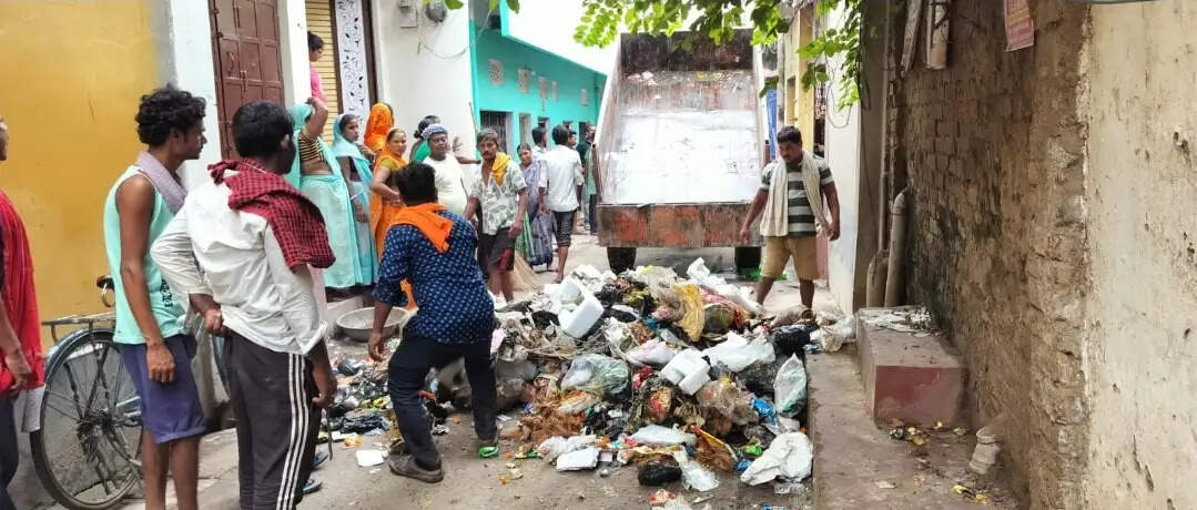 छपरा में सफाई कर्मियों की अनिश्चितकालीन हड़ताल सातवें दिन भी रही जारी