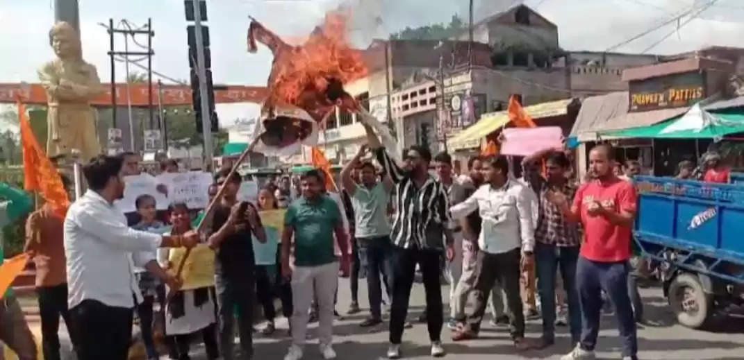 अखिल भारतीय विद्यार्थी परिषद ने ममता बनर्जी का पुतला फूंका