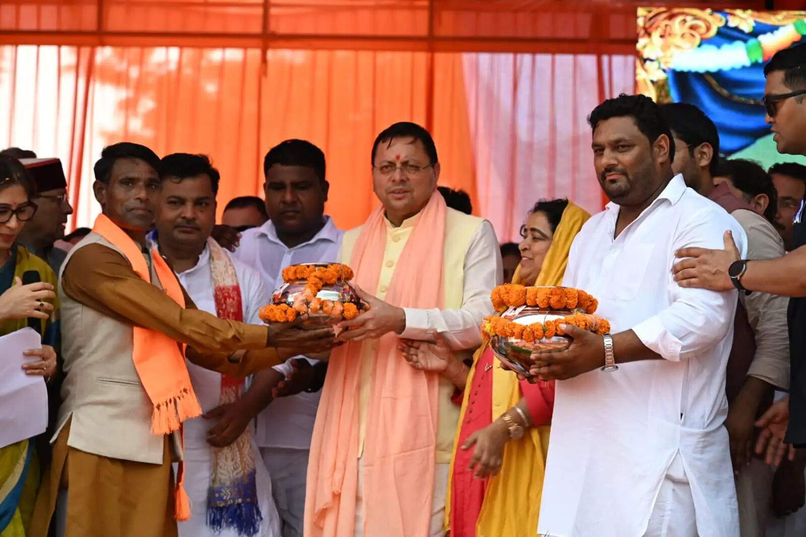 मुख्यमंत्री धामी ने गुरु रविदास मंदिर में पूजा-अर्चना कर कलश यात्रा का शुभारम्भ किया