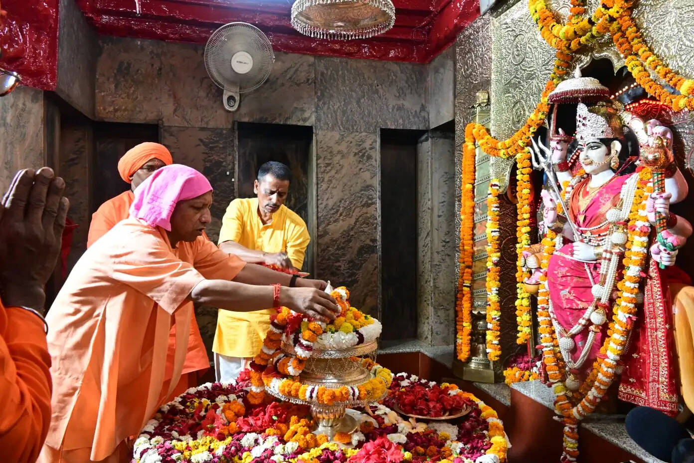 नवरात्रि की सप्तमी पर सीएम योगी ने शक्तिपीठ देवीपाटन में की शक्ति की आराधना