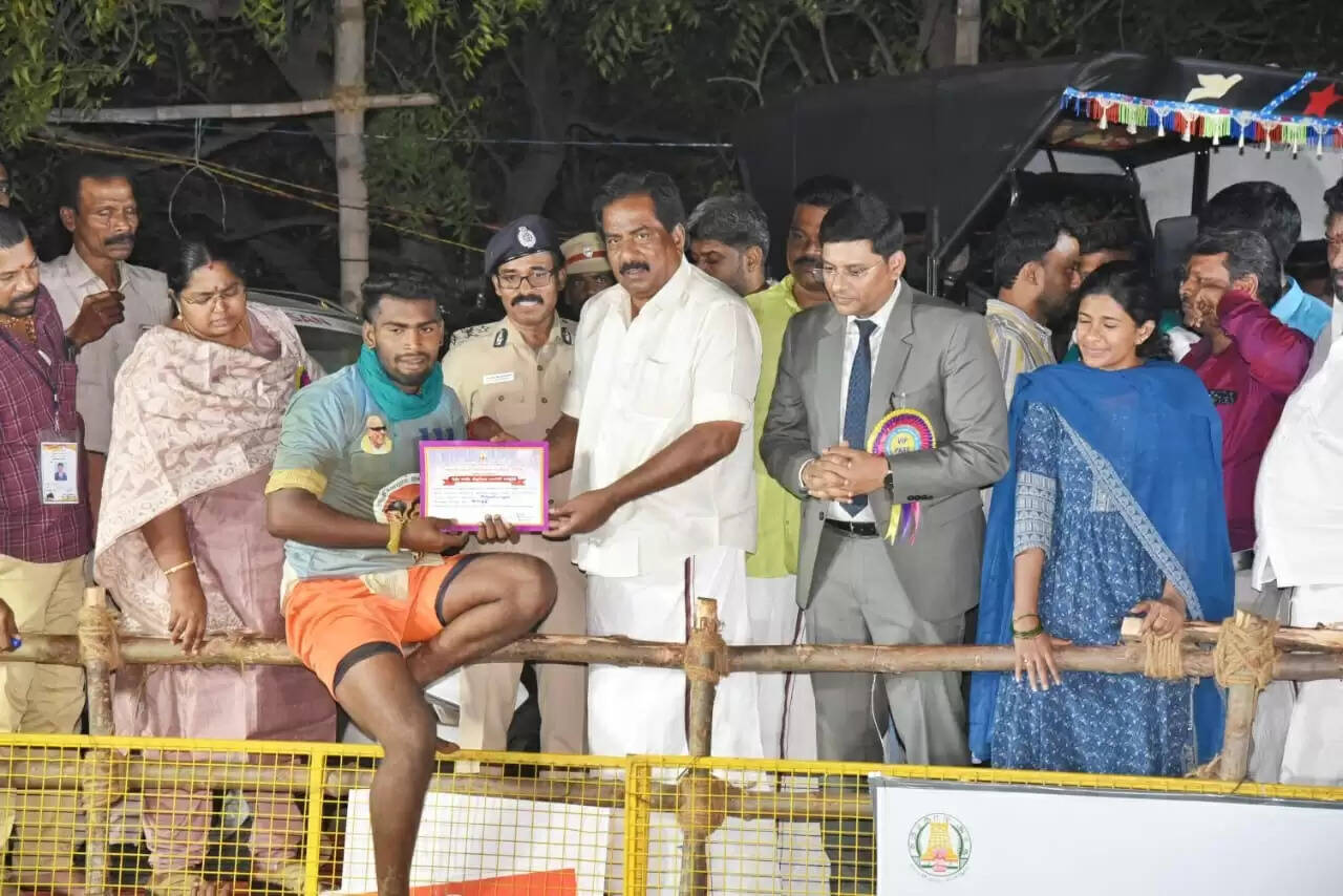 अवनीयापुरम जल्लीकट्टू प्रतियाेगिता में 22 सांडों को काबू कर बालमुरुगन ने जीती कार