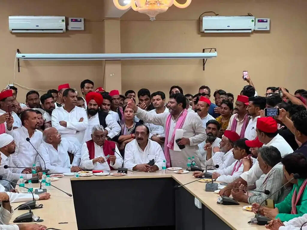 नेता विरोधी दल माता प्रसाद पांडेय ने रामपुर जिलाधिकारी से की मुलाकात,&nbsp;जौहर विश्वविद्यालय ध्वस्तीकरण रोकने की मांग