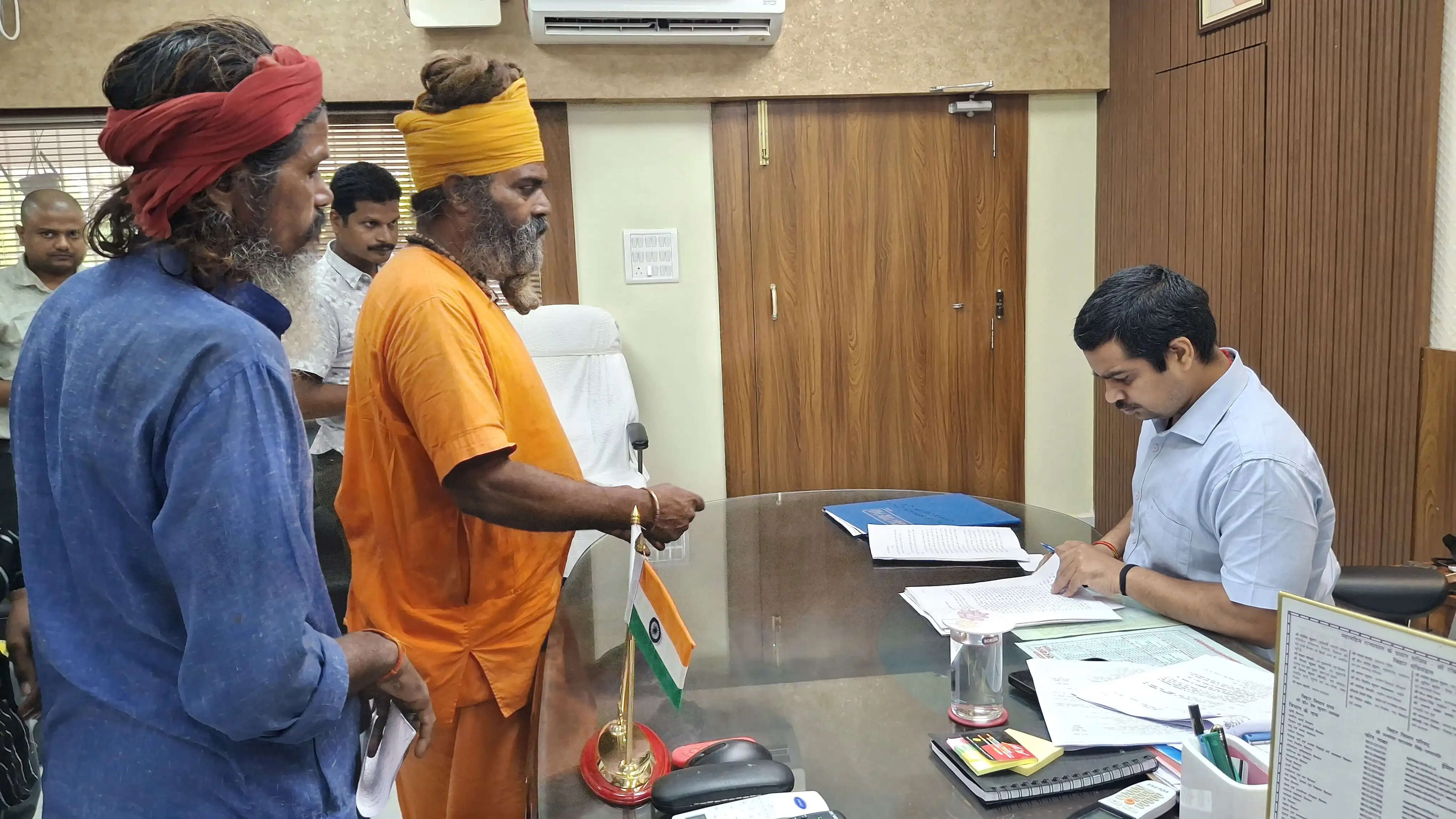 जन संवाद में डीएम ने सुनी आमजनों की समस्याएं