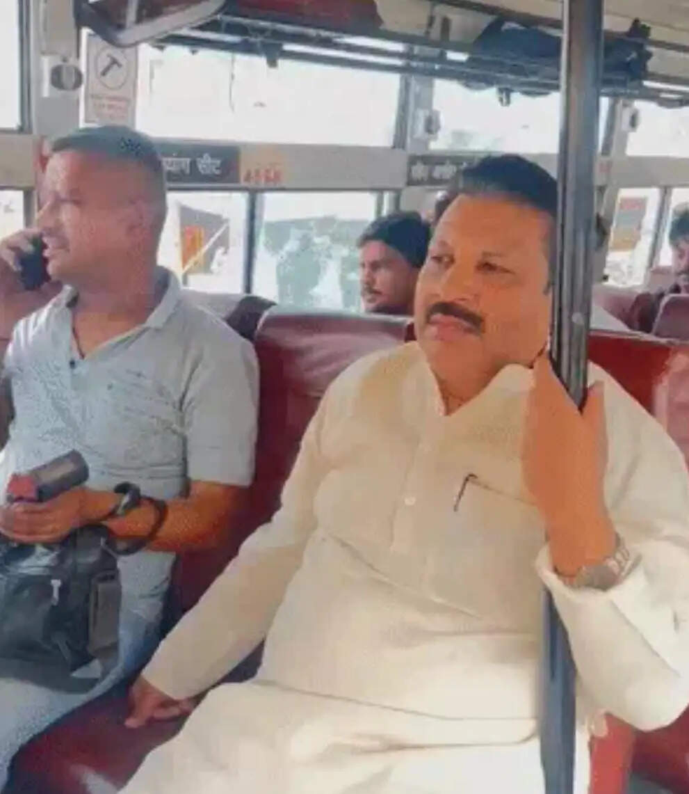 प्रधानमंत्री की अपील पर रोडवेज बस से कार्यालय पहुंचे हाथरस सांसद अनूप प्रधान