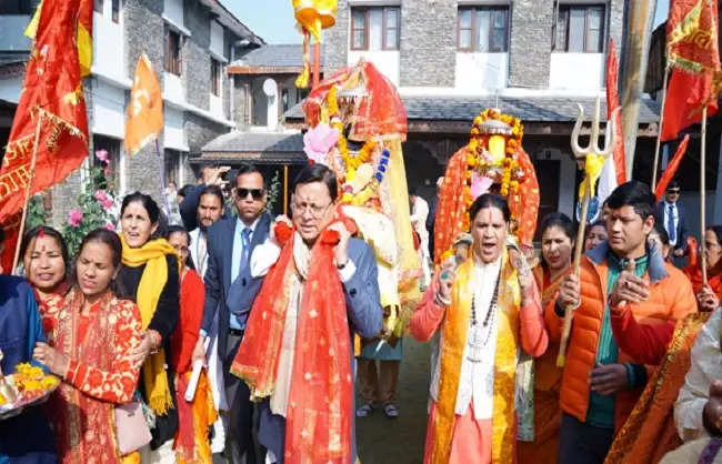 मुख्यमंत्री ने मां धारी देवी और नागराजा देव डोली शोभायात्रा का किया शुभारंभ