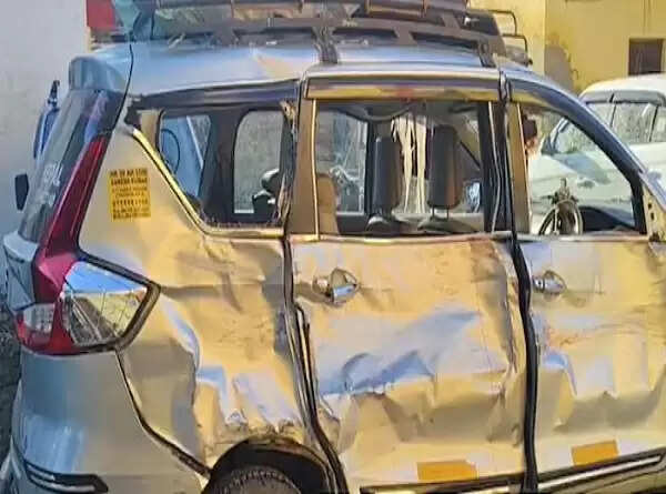 दिल्ली से नेपाल जा रही कार पीलीभीत में दुर्घटनाग्रस्त, तीन की मौत