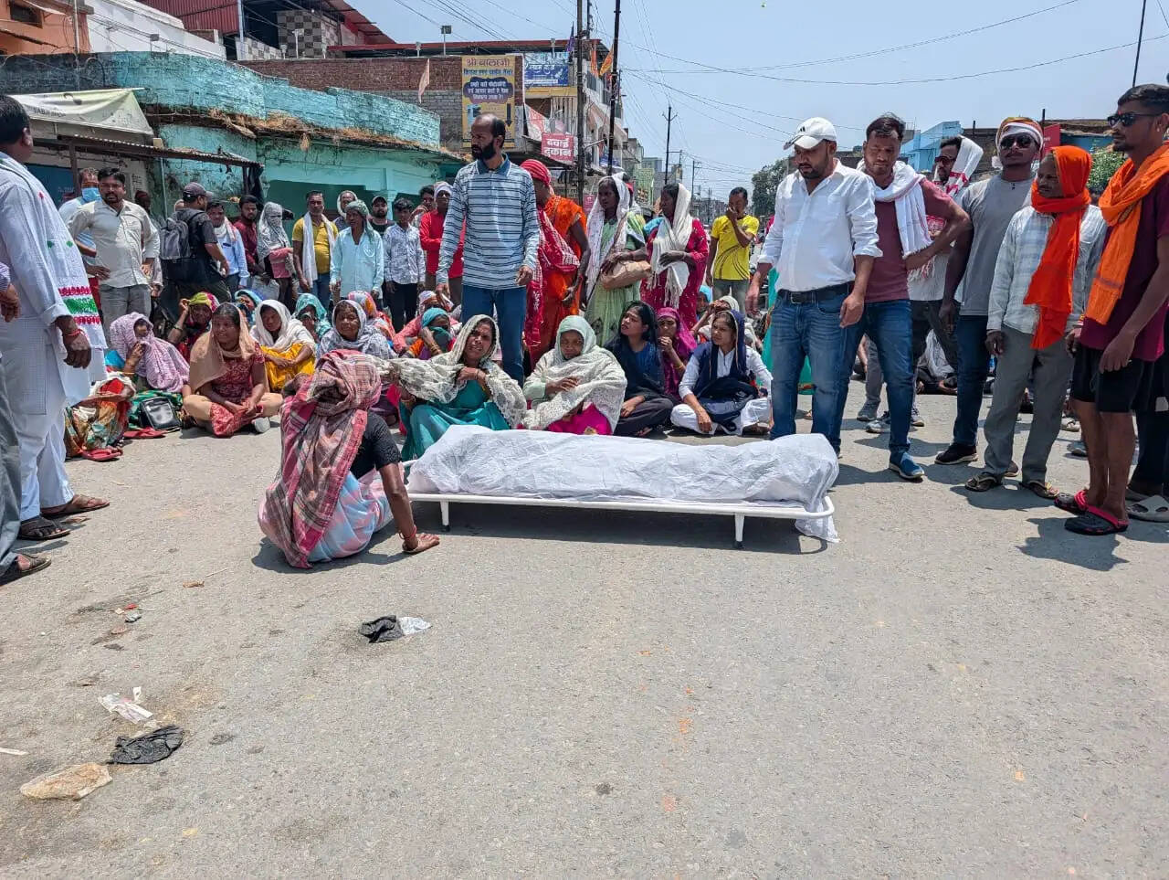 अंबिकापुर : संकल्प अस्पताल की लापरवाही ने ली महिला गार्ड की जान, सड़क पर शव रखकर परिजनों का भारी हंगामा