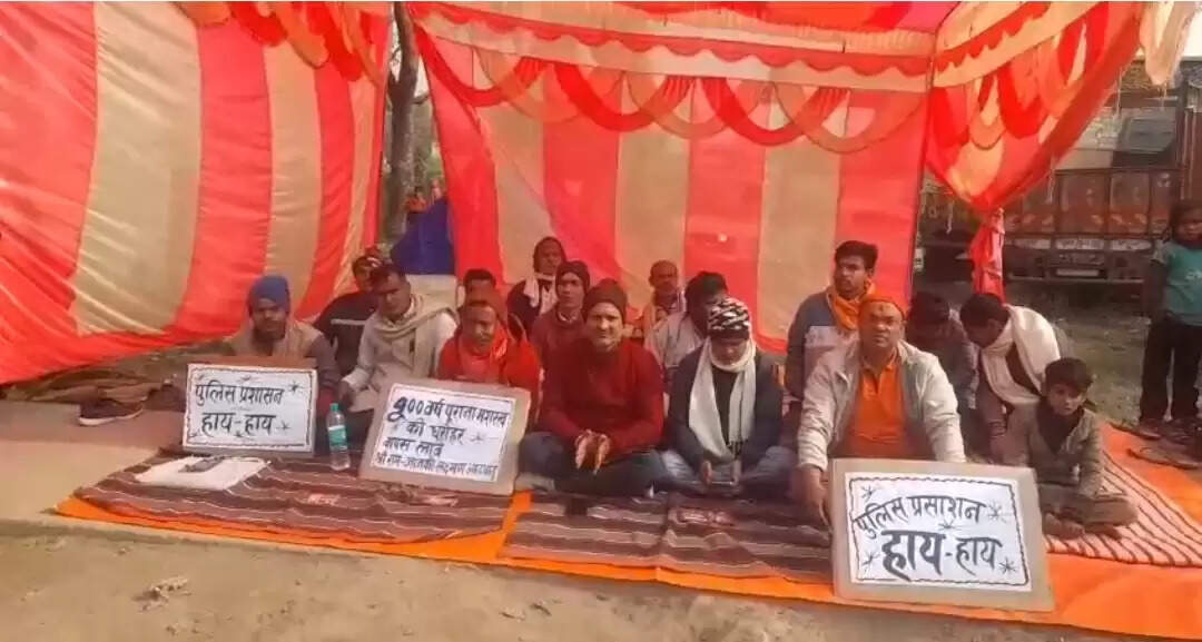 अष्टधातु मूर्ति चोरी के खिलाफ आक्रोशित ग्रामीणों का थाना के पास अनिश्चितकालीन धरना शुरू