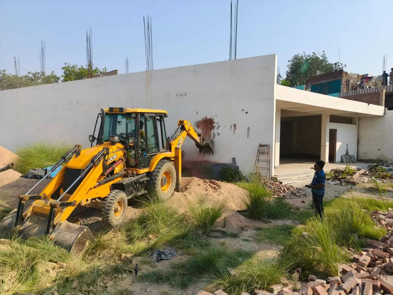 कानपुर विकास प्राधिकरण ने अवैध निर्माण और प्लाटिंग पर चलाया बुलडोजर