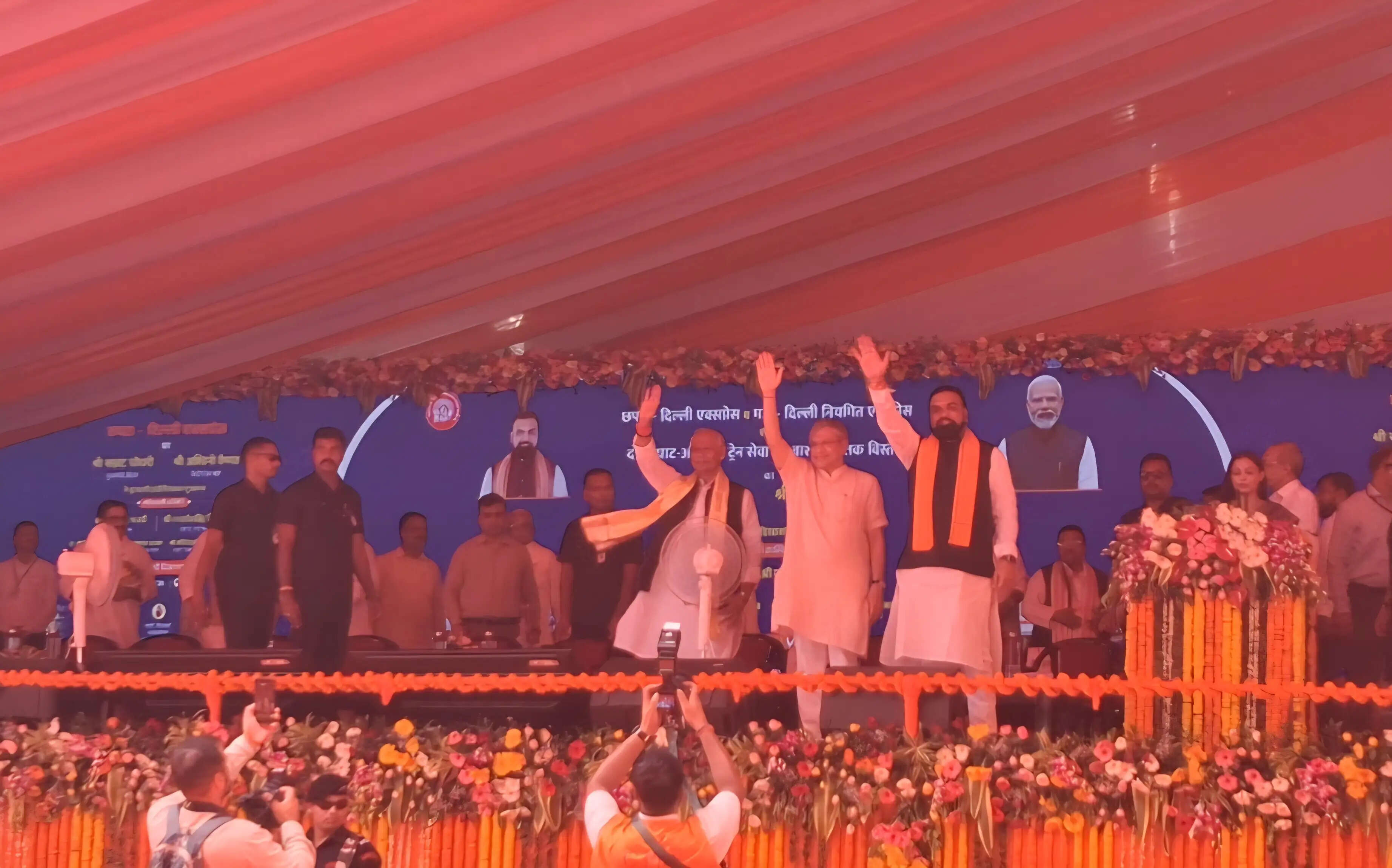 रेल मंत्री ने छपरा-आनंद विहार सुपरफास्ट एक्सप्रेस को दिखाई हरी झंडी, बिहार में बुलेट ट्रेन लाने की घोषणा