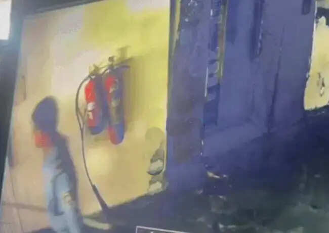 सोनीपत में सुरक्षा गार्ड ने ही किए फायर सिलेंडर चोरी,सीसीटीवी फुटेज से खुलासा