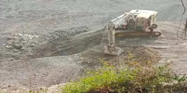 अवैध खनन पर प्रशासन का हथौड़ा, कृष्णा स्टोन क्रेशर सीज