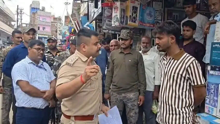 जमीन कब्जा दिलाने के दौरान महिला ने खुद को लगाई आग, बचाने में झुलसे दारोगा