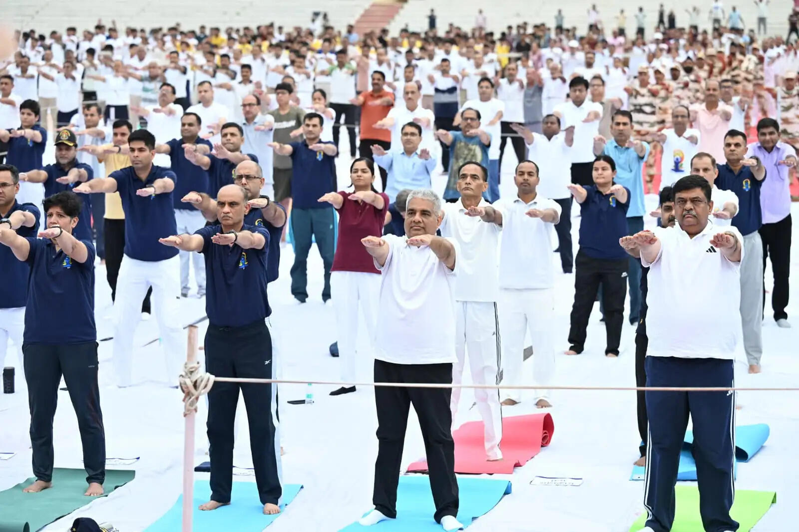 अलवर में अंतरराष्ट्रीय योग दिवस पर हजारों लोगों ने किया सामूहिक योगाभ्यास, नशामुक्ति का लिया संकल्प