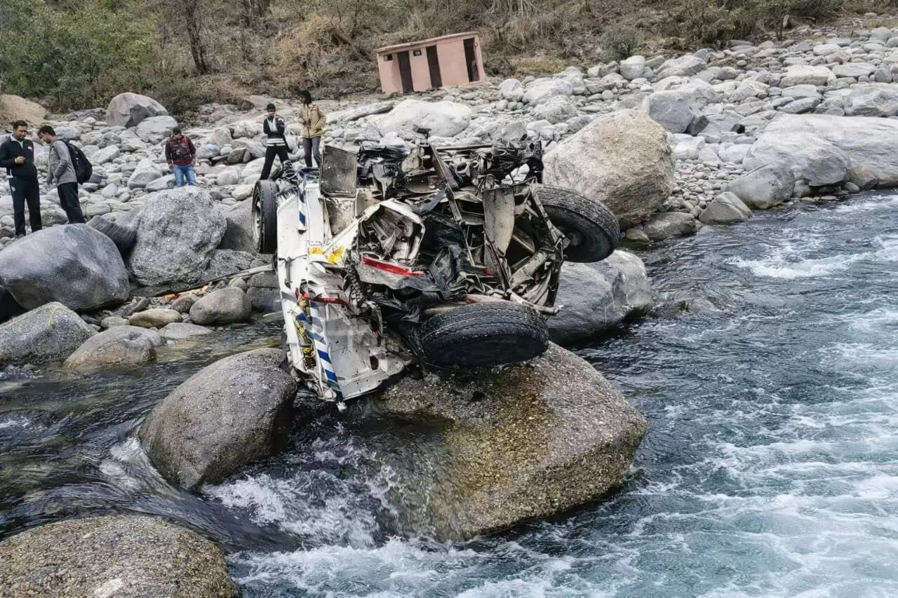 बनी मेें लोड कैरियर गहरी खाई में गिरा, चालक घायल