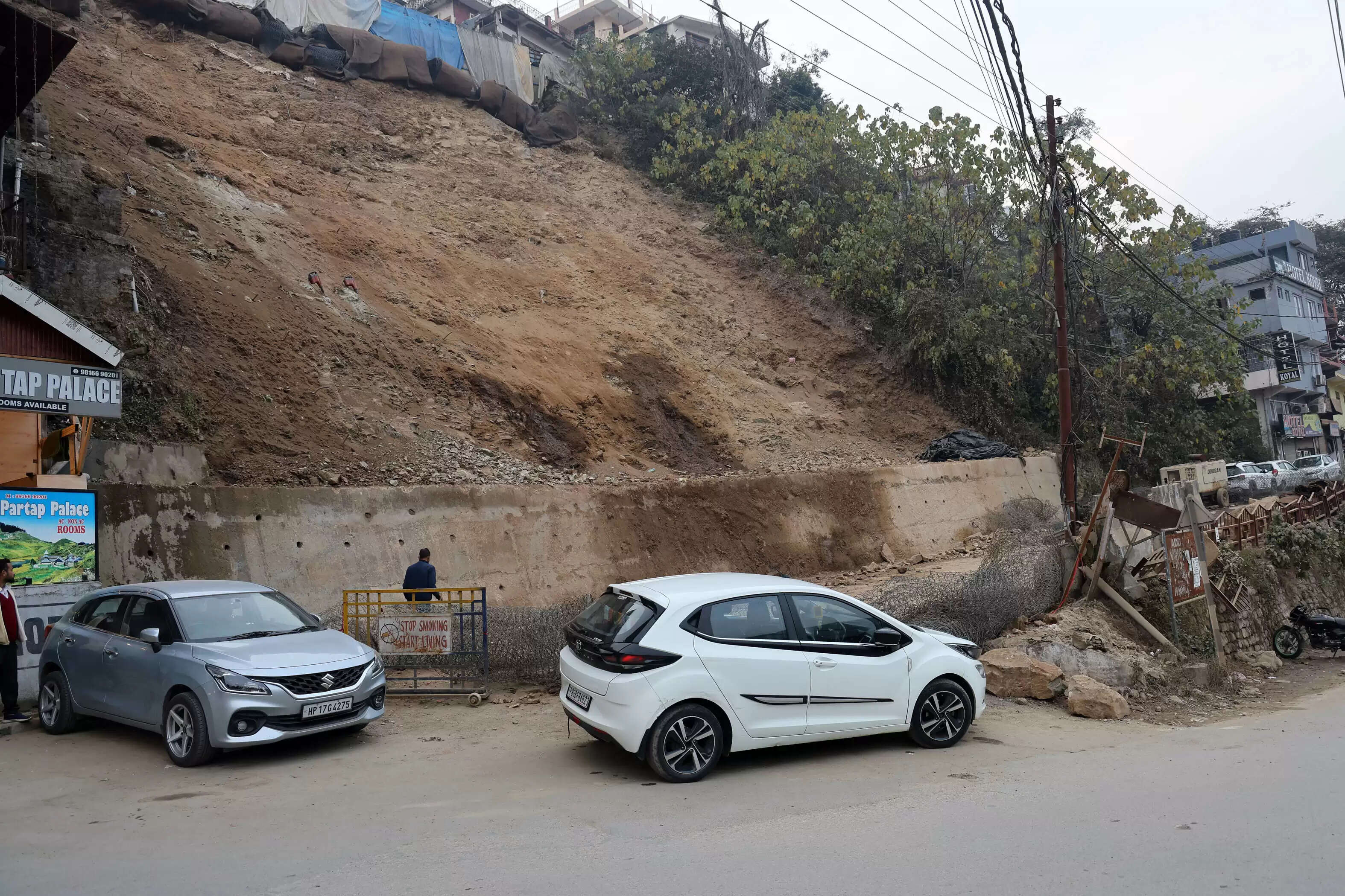 तमाशा बन कर रह गया है मंडी शहर की विश्वकर्मा मंदिर पहाड़ी के भूसख्लन को रोकने का काम