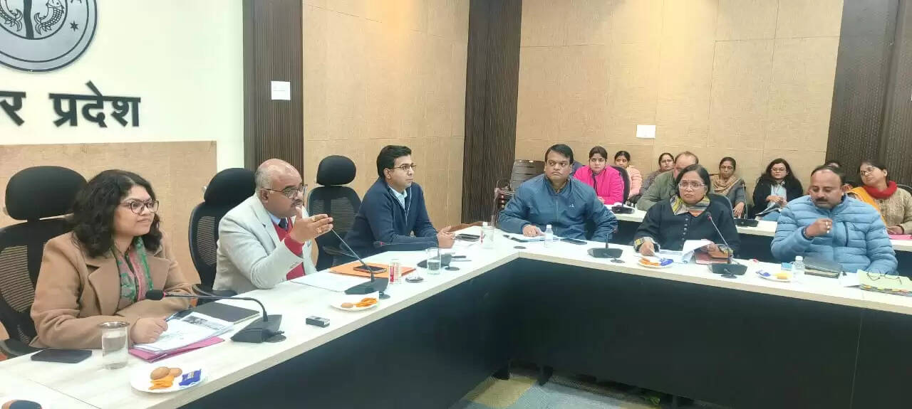 आंगनबाड़ी भवन निर्माण में देरी पर डीएम सख्त, डीसी मनरेगा से स्पष्टीकरण