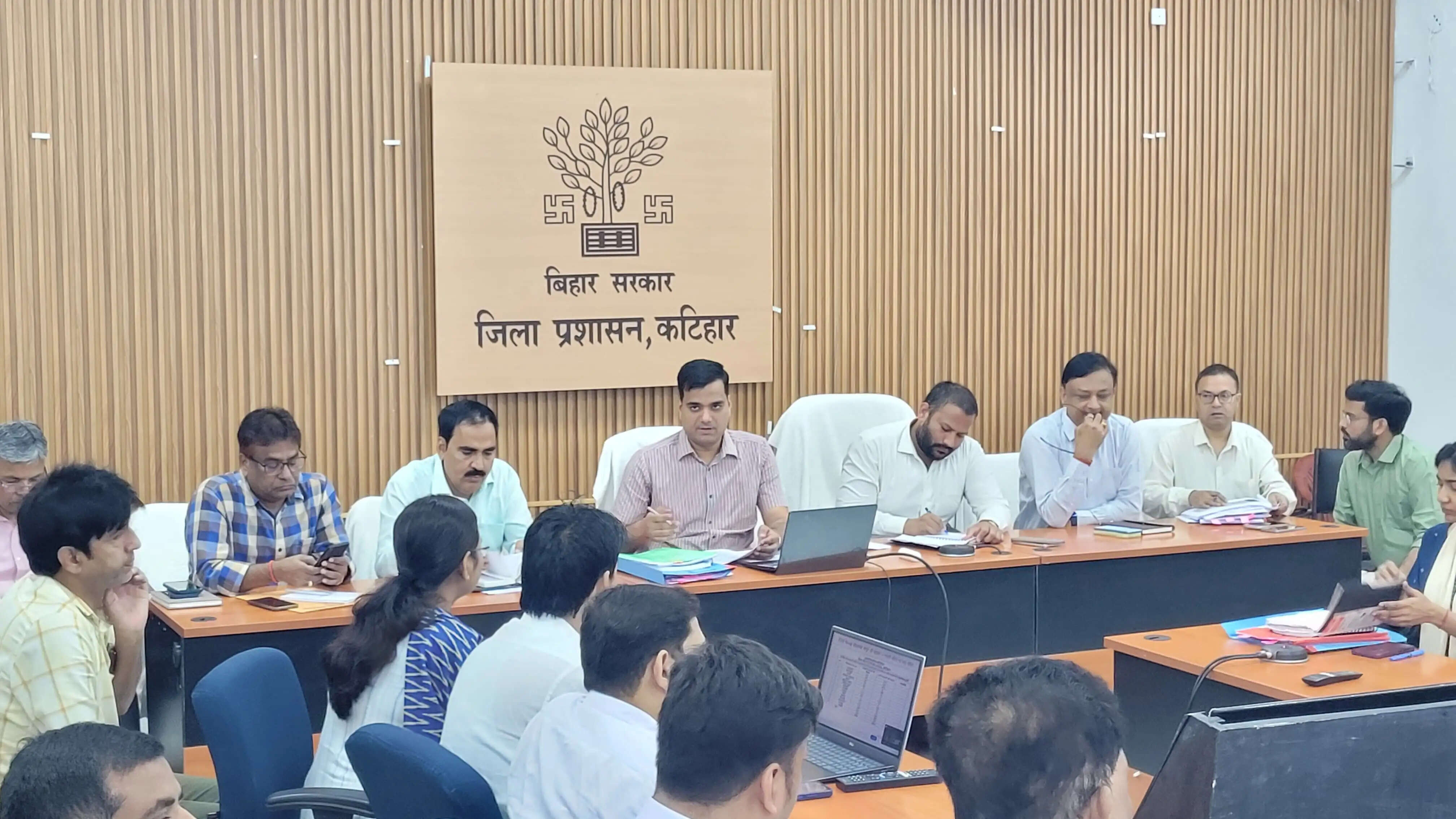 सिविल डिफेंस - ब्लैकआउट व मॉक ड्रिल को लेकर डीएम ने की समीक्षा