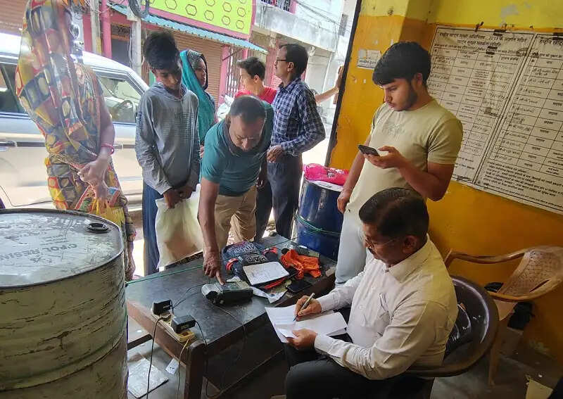 इंदौरः हितग्राही अब पीओएस मशीन के अलावा मेरा ई-केवायसी ऐप के माध्यम से भी घर बैठे कर सकेंगे ई-केवायसी