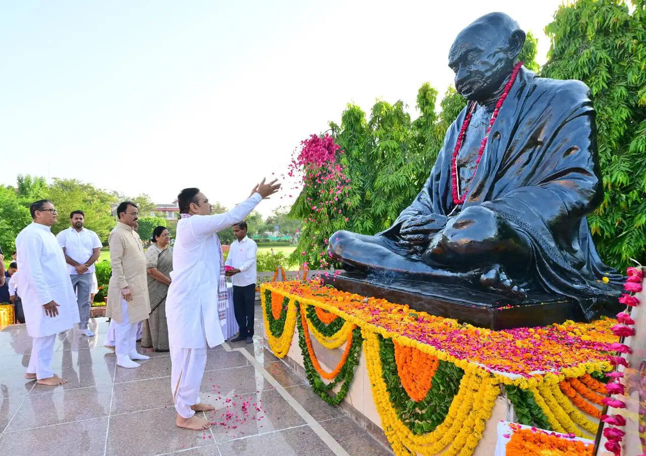 मुख्यमंत्री भजनलाल ने गांधी और शास्त्री को श्रद्धांजलि दी