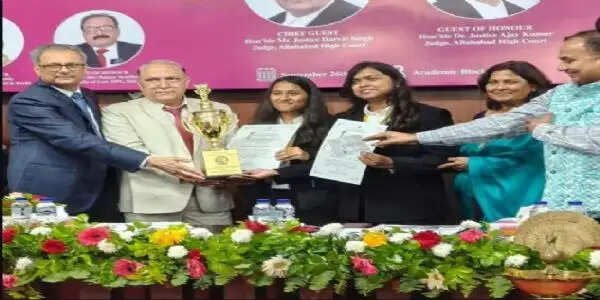 अंतरराष्ट्रीय वाद-विवाद प्रतियोगिता में इविवि की मुस्कान और कृति उपविजेता