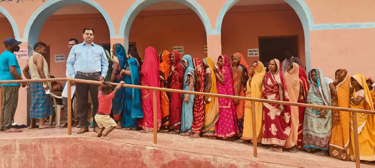 झंझारपुर में शान्तिपूर्ण सौहार्द माहौल में तीन बजे तक 42.94 प्रतिशत हुआ मतदान