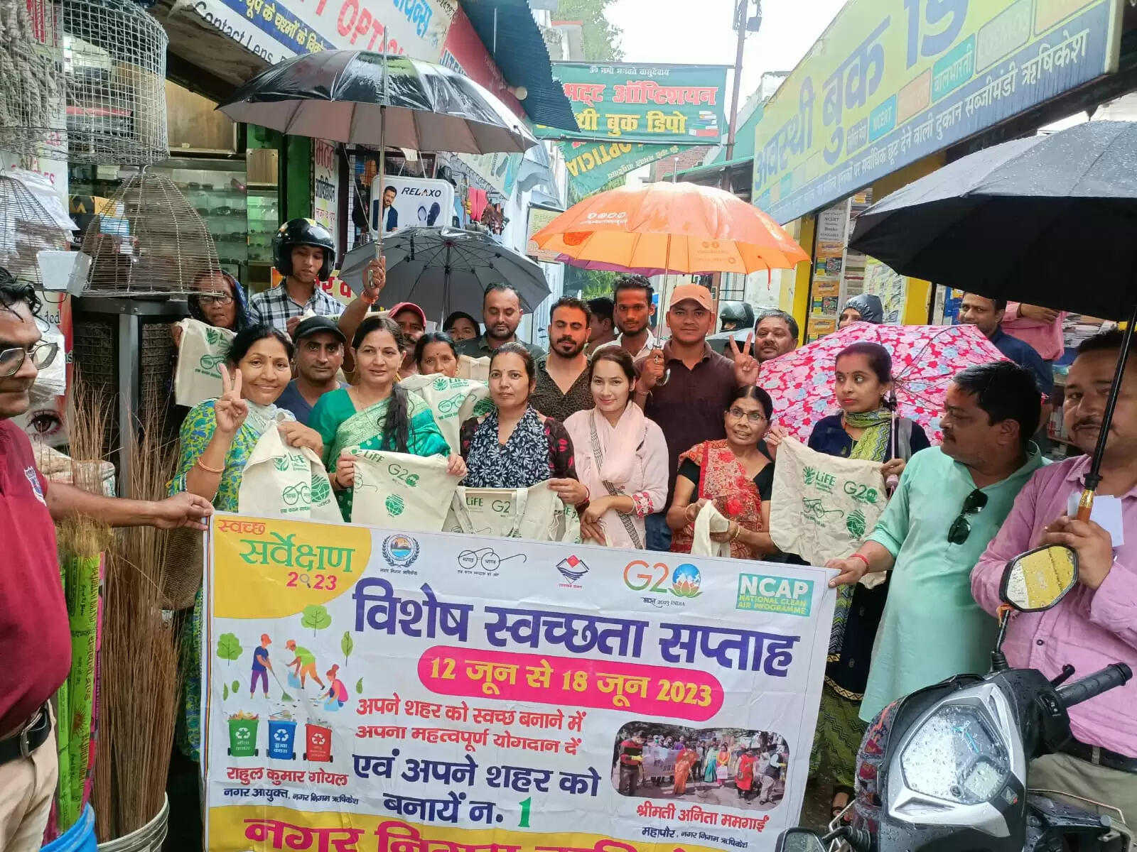 अंतरराष्ट्रीय प्लास्टिक बैग मुक्त दिवस पर महापौर ने बांटे कपड़े के थैले