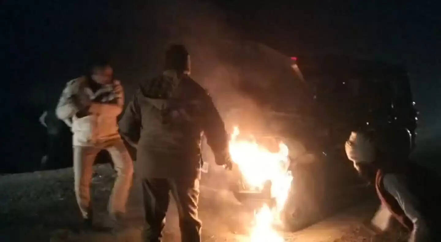 डायल 112 के वाहन में शॉर्ट सर्किट से लगी आग, ग्रामीणों की सूझबूझ से टला बड़ा हादसा।