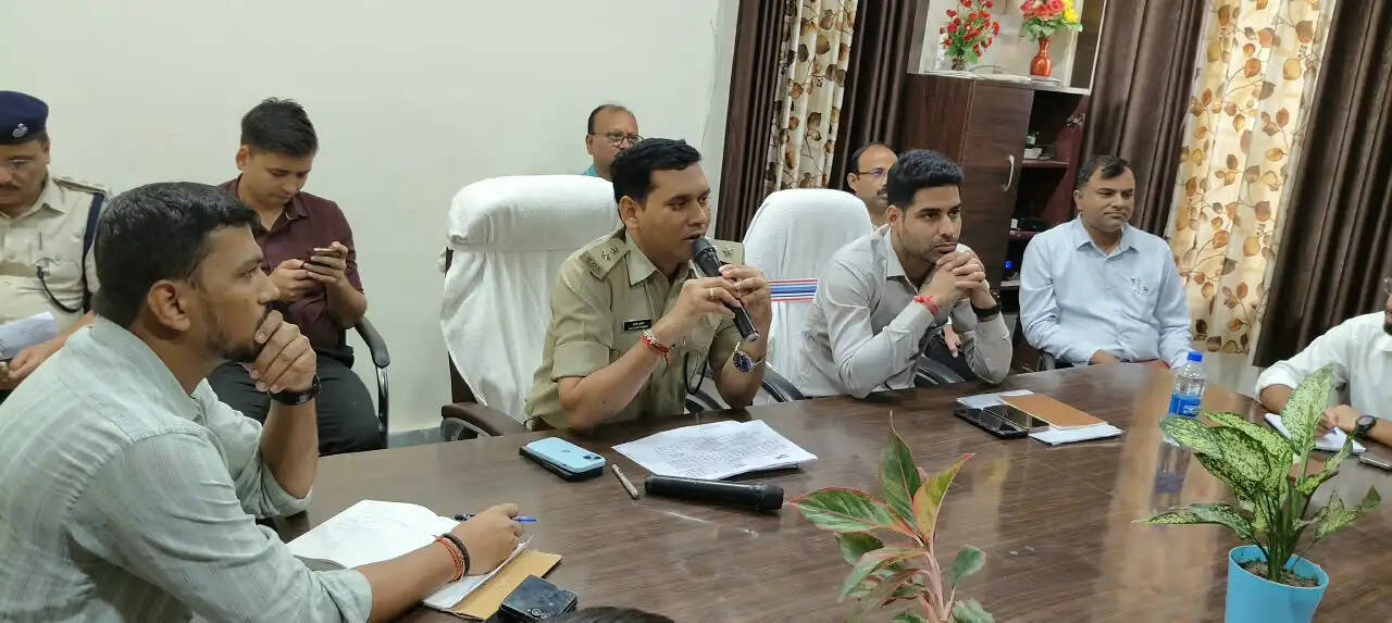 गलगलिया चेकपोस्ट पर तस्करी रोकने को डीएम-एसपी ने की संयुक्त ब्रीफिंग