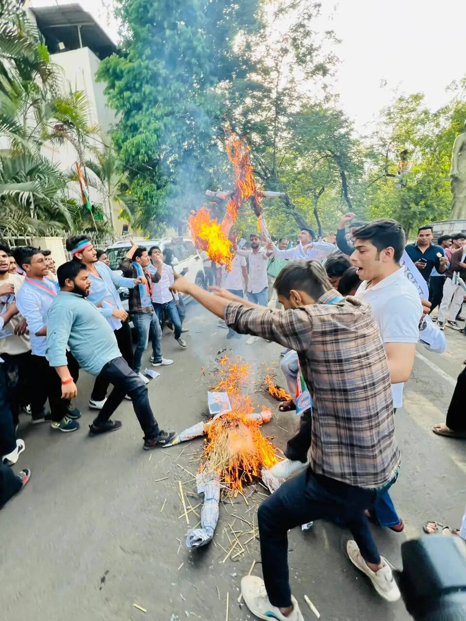 राहुल गांधी पर टिप्पणी के विरोध में एनएसयूआई&nbsp;का प्रदर्शन, भोपाल में पुतला दहन