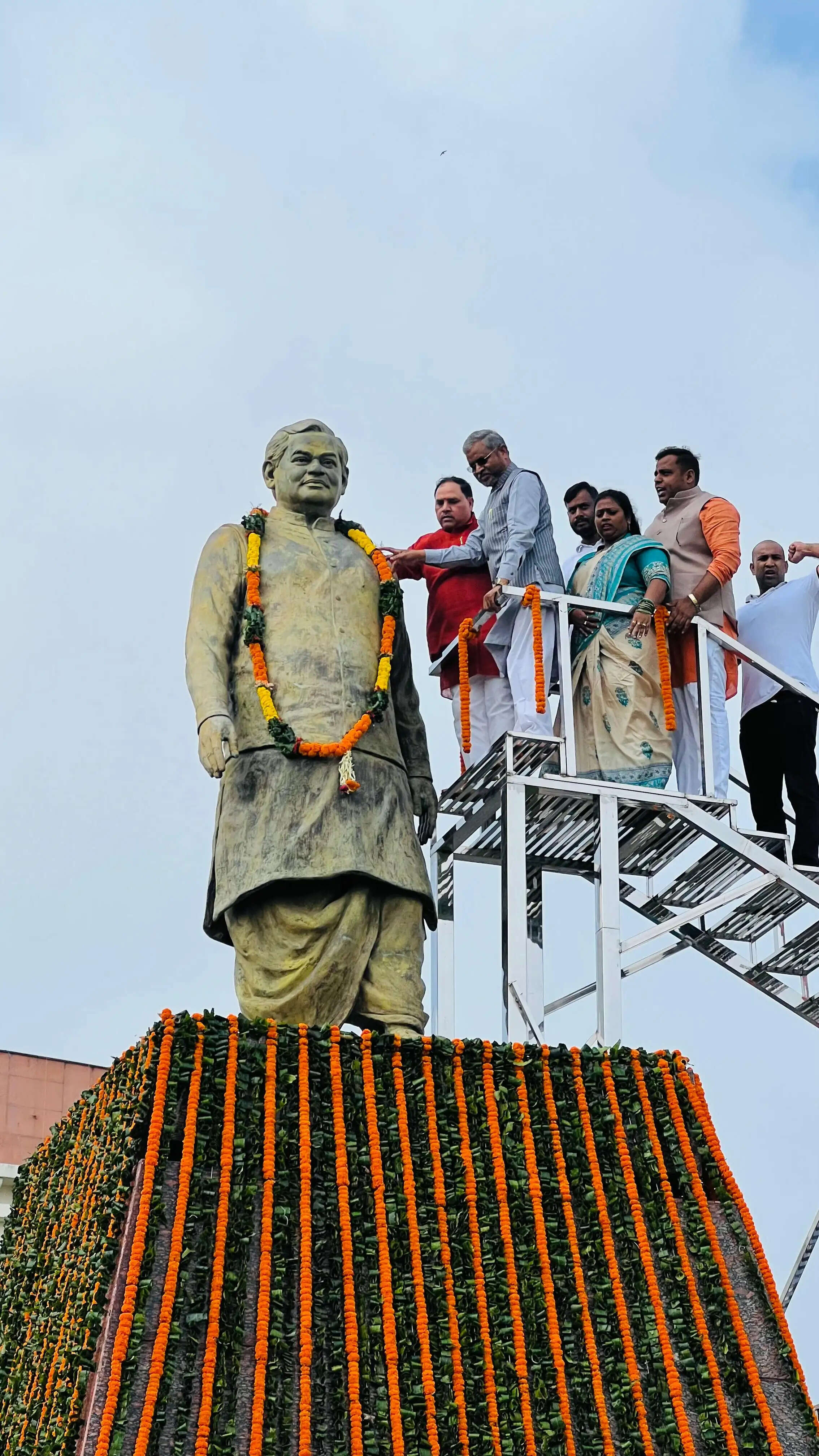 अटल बिहारी वाजपेयी की पुण्यतिथि पर बाबूलाल मरांडी और भाजपा नेताओं ने दी श्रद्धांजलि