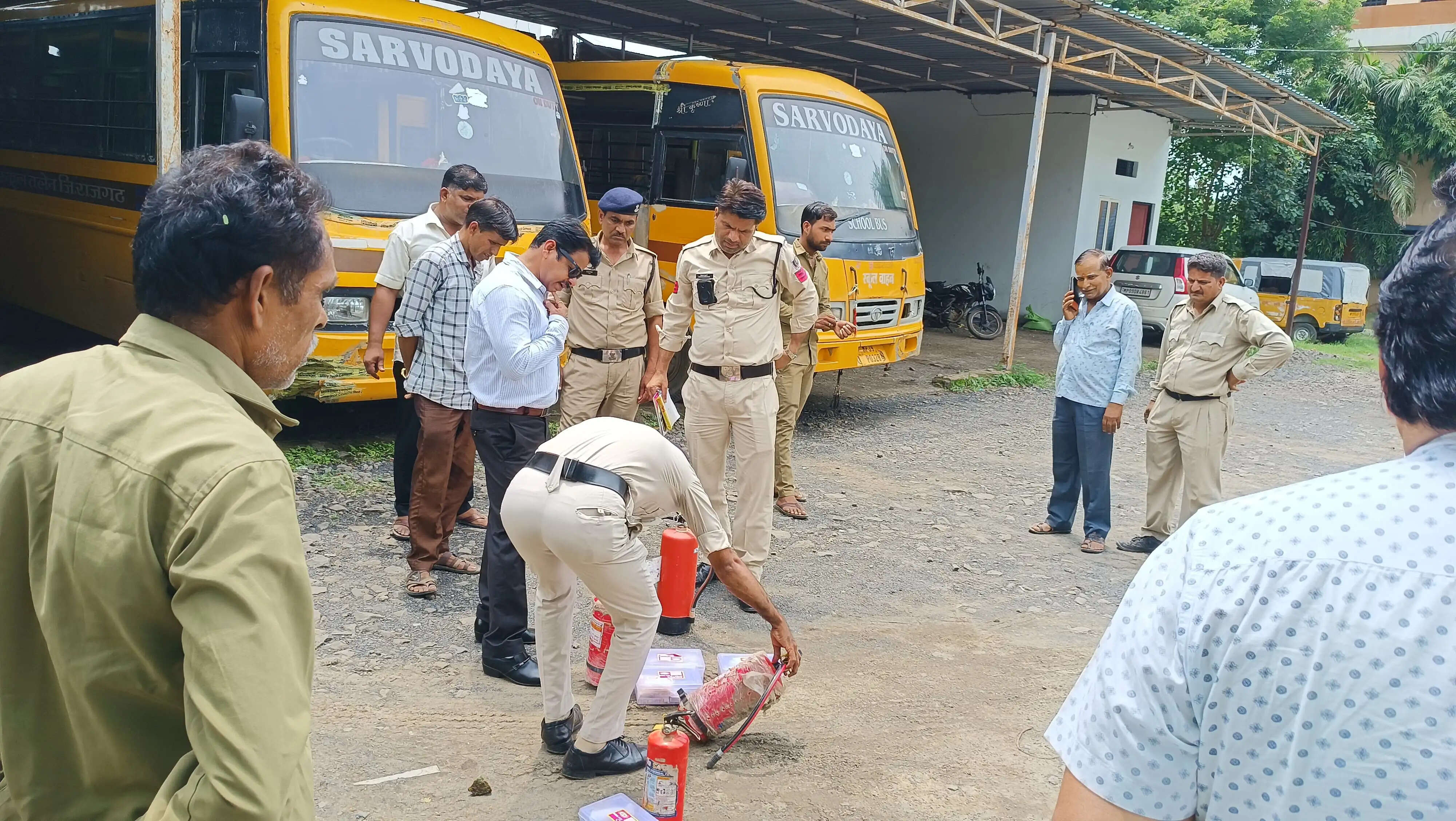 राजगढ़ः परिवहन विभाग ने की स्कूली बसों की जांच, नियमों की अनदेखी पर वसूला जुर्माना