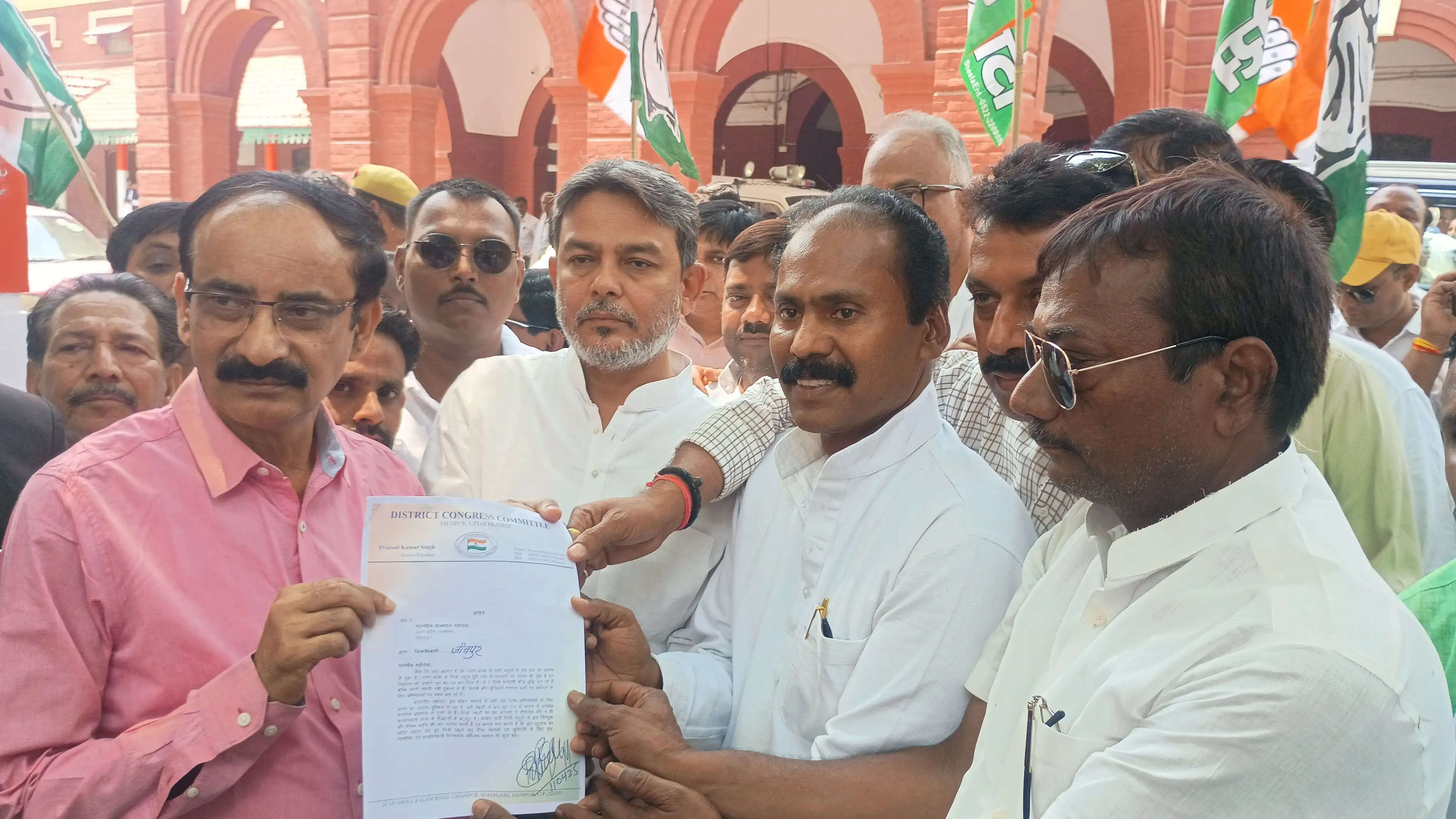 स्कूलों की मनमानी फीस वृद्धि के खिलाफ कांग्रेस ने कलेक्ट्रेट पर किया प्रदर्शन