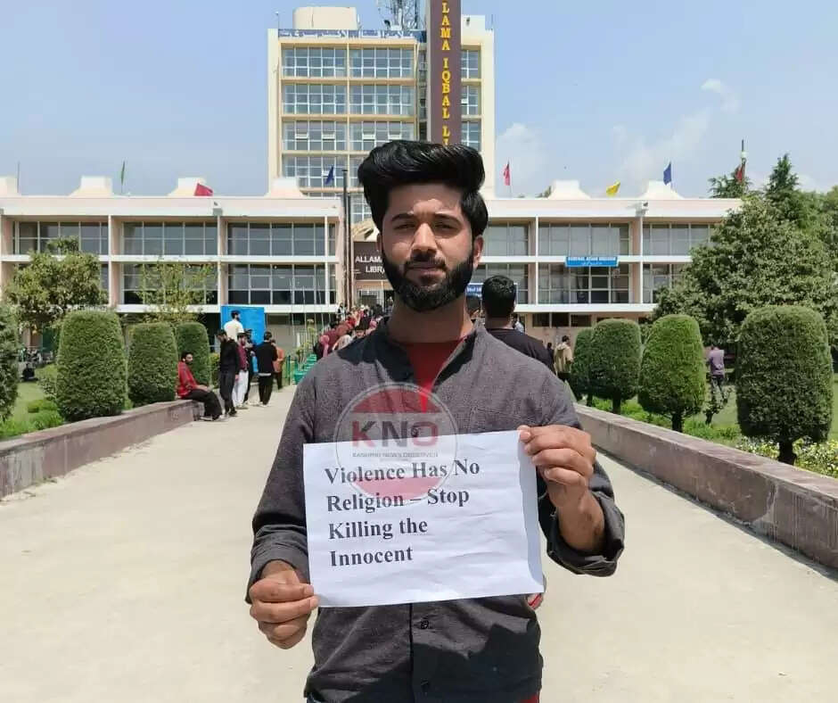 कश्मीर विश्वविद्यालय के छात्रों, विद्वानों ने पहलगाम हमले के खिलाफ विरोध प्रदर्शन किया