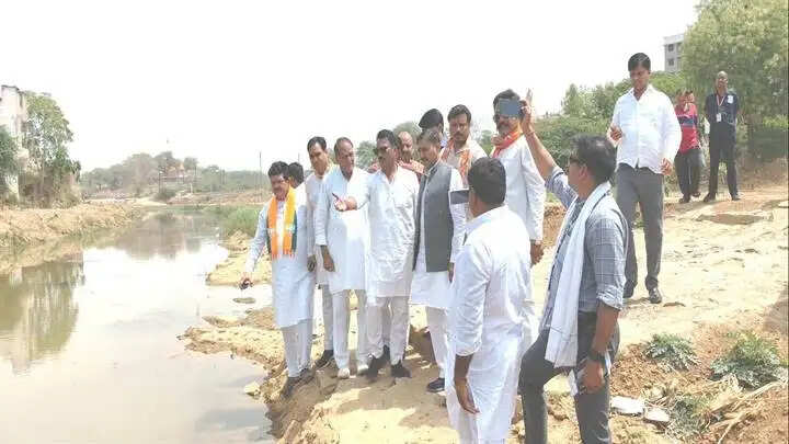 ग्वालियरः जल गंगा संवर्धन अभियान को गति देने के लिए प्रभारी मंत्री सिलावट पहुंचे वैशली नदी