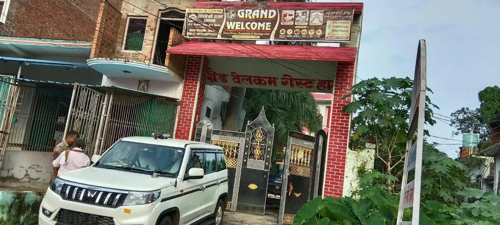 केराकत के ग्रैंड वेलकम होटल में पुलिस की डेढ़ घंटे तक छापेमारी, दो कारें कब्जे में