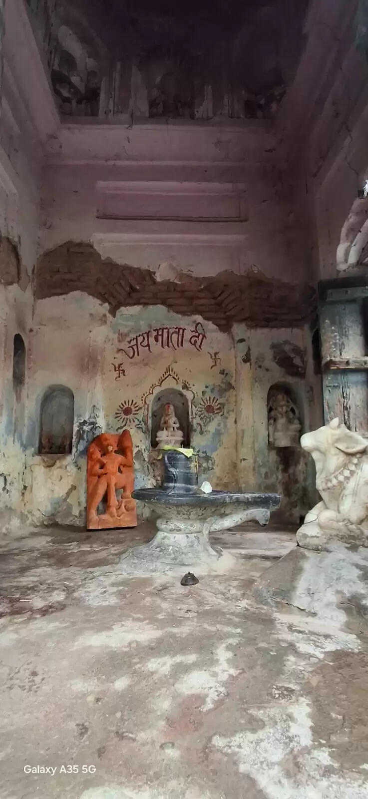 डेढ़ सौ वर्ष पुराना शिव मंदिर खंडहर में तब्दील, मरम्मत की उठी मांग