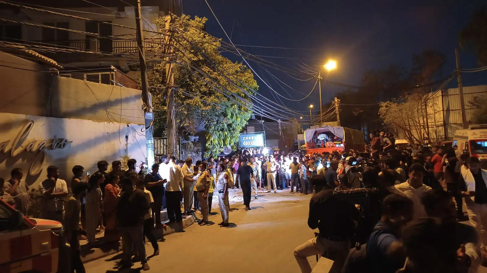 साकेत के सैदुल्लाजाब में चार मंजिला इमारत ढही, कैंटीन और कोचिंग सेंटर पर गिरा मलबा, 11 लोगों को निकाला