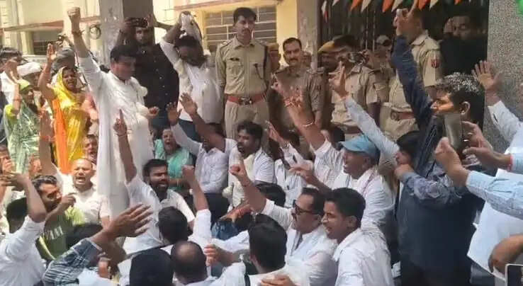 डूंगरपुर में अघोषित बिजली कटौती के खिलाफ कांग्रेस का विराेध प्रदर्शन
