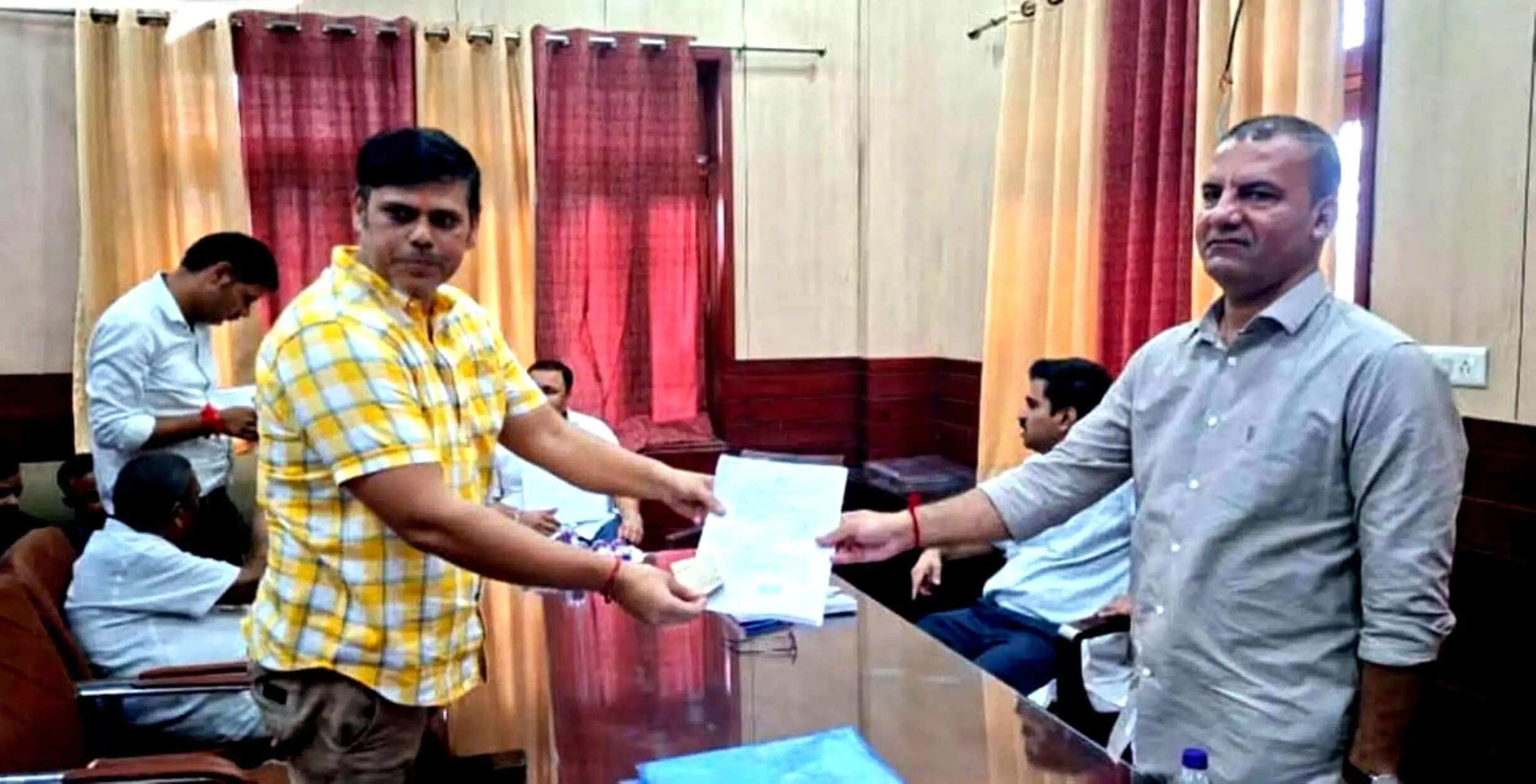 धौलपुर जिले में अध्यक्ष पद हेतु सात निकायों से 26 नामांकन किए दाखिल