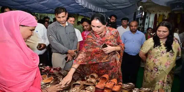 दीया कुमारी ने अमृता हाट में की खरीदारी: महिला स्वयं सहायता समूहों का बढ़ाया उत्साह