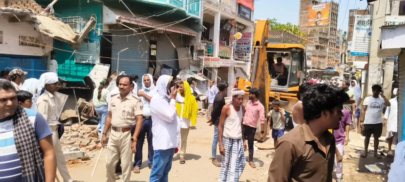 जाम की समस्या से निजात को लेकर कौआकोल बाजार में चला बुलडोजर