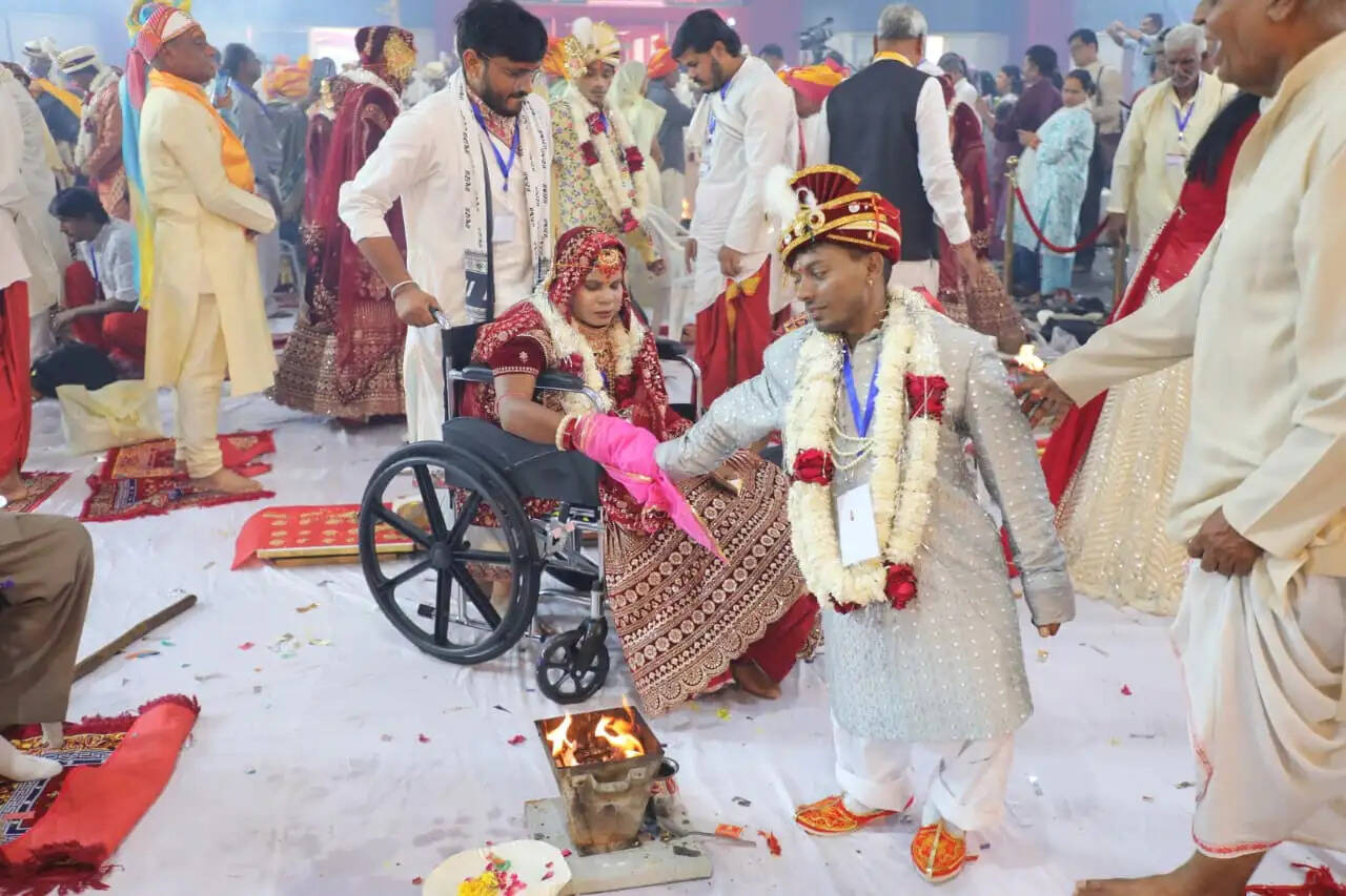दिव्यांगता नहीं रोक पाई सपनों की डोली, 50 जोड़ों ने थामा एक-दूसरे का हाथ